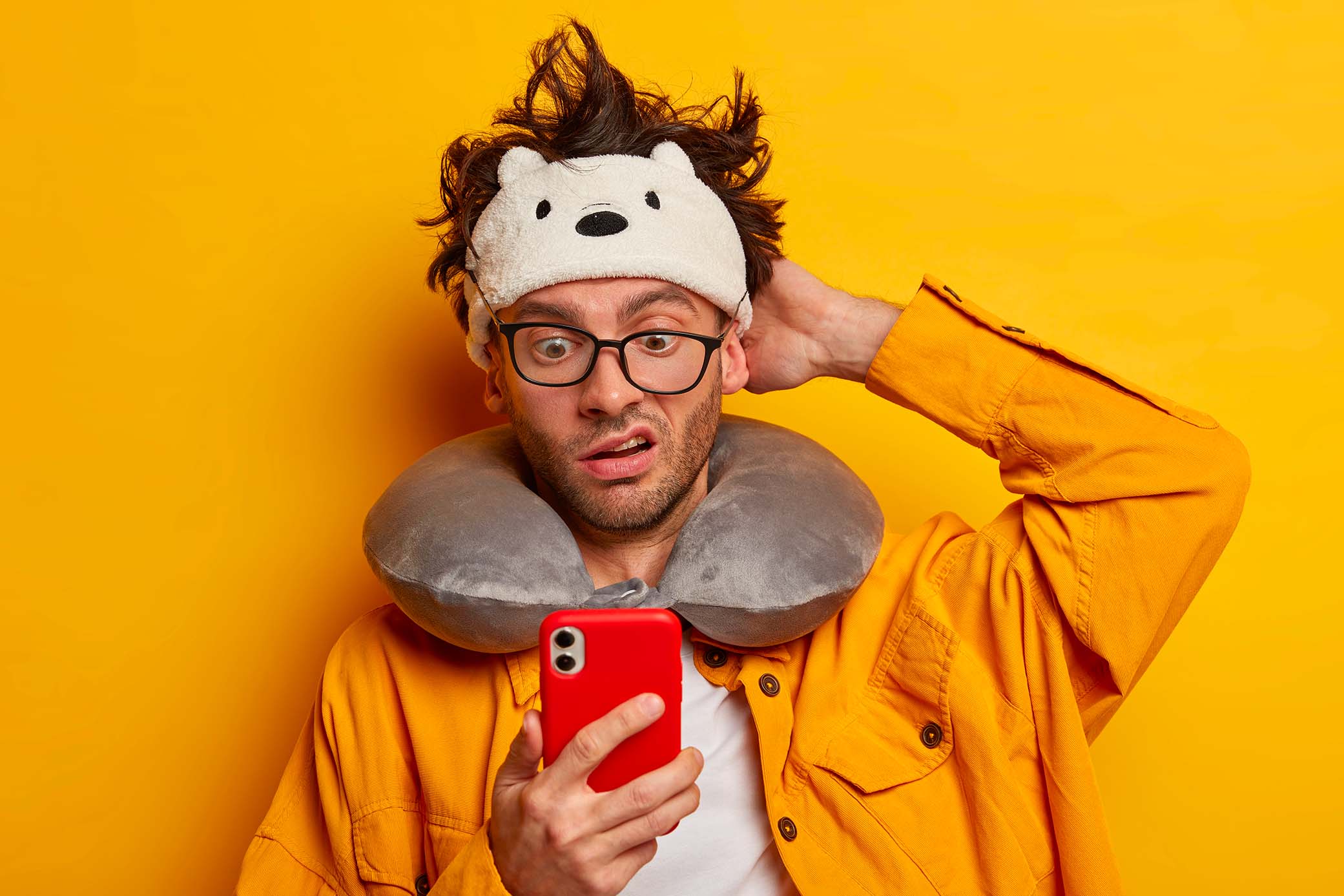 homme regardant son mobile - Quel CMS vitrine choisir - AE2