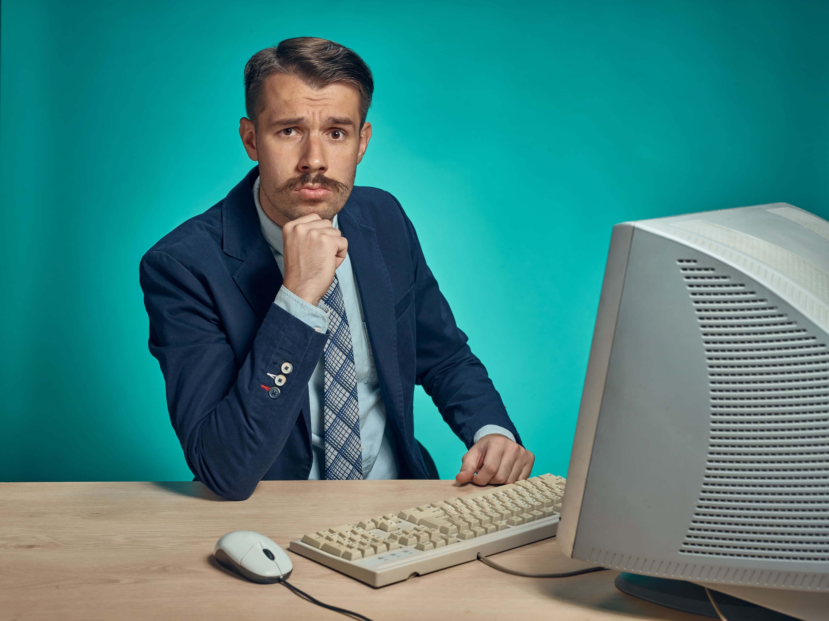 Homme devant u vieil ordinateur humour - en couleur - Article de blog Projet web réussi AE2