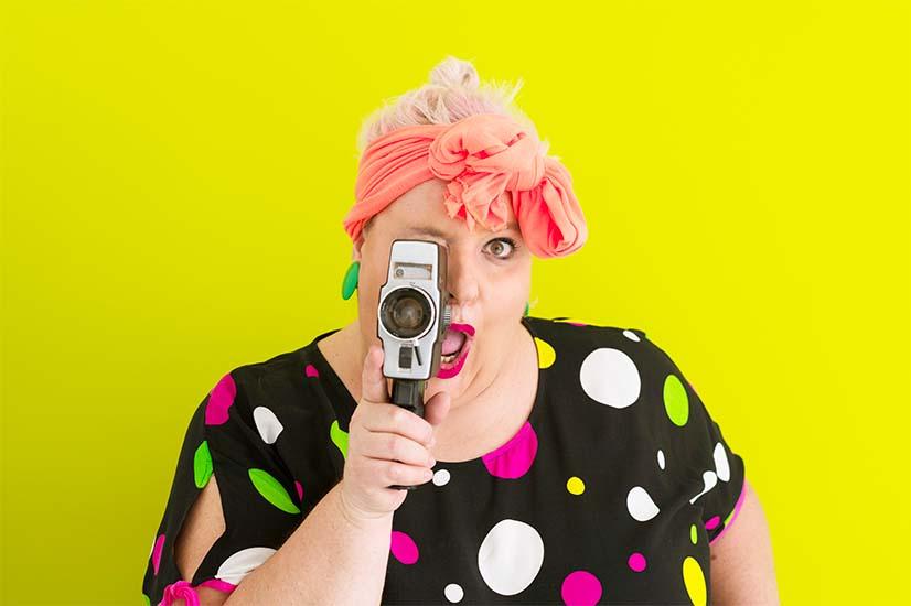 Femme avec un caméscope - visuel blog Mise à jour plugin WordPress - AE2