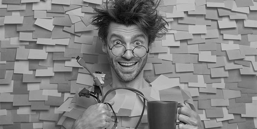 Homme post it humour noir et blanc - Mises à jour WordPress - Blog AE2