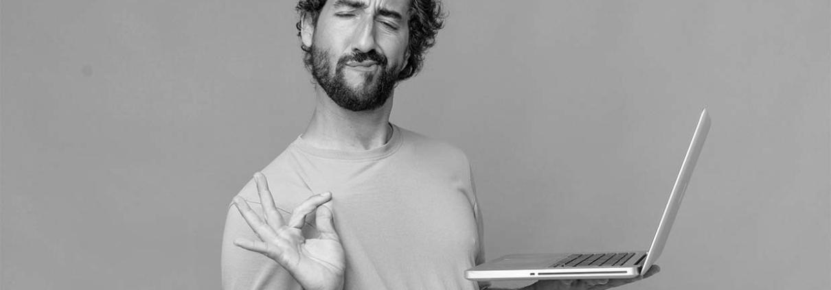 Homme geste succès ordinateur en noir et blanc - Blog AE2 - Web Core Vitals