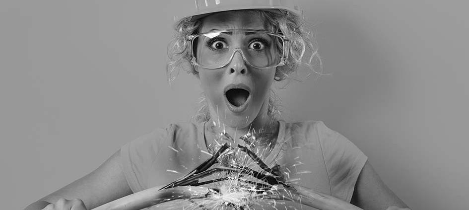 femme electrique noir et blanc - Blog AE2 - Debug site