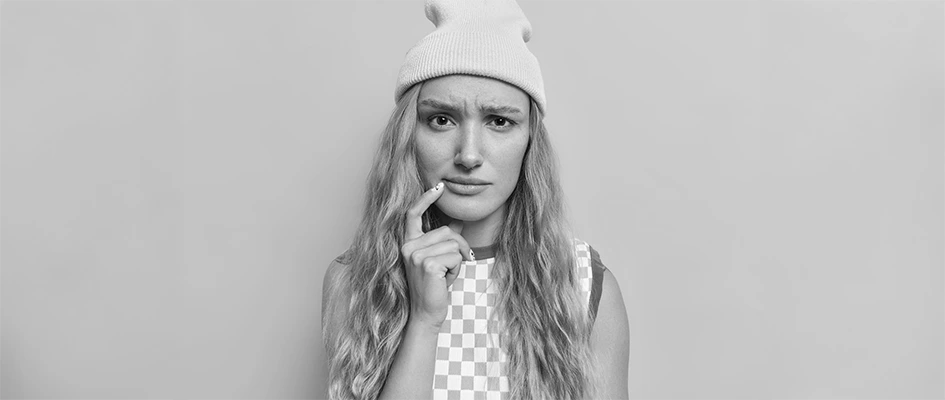 personne mécontente noir et blanc - Blog Ae2 - erreurs de conception web