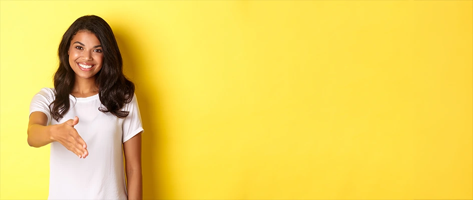 Femme qui tend la main sur fond unis - Blog Ae2 - stratégie d’acquisition digitale