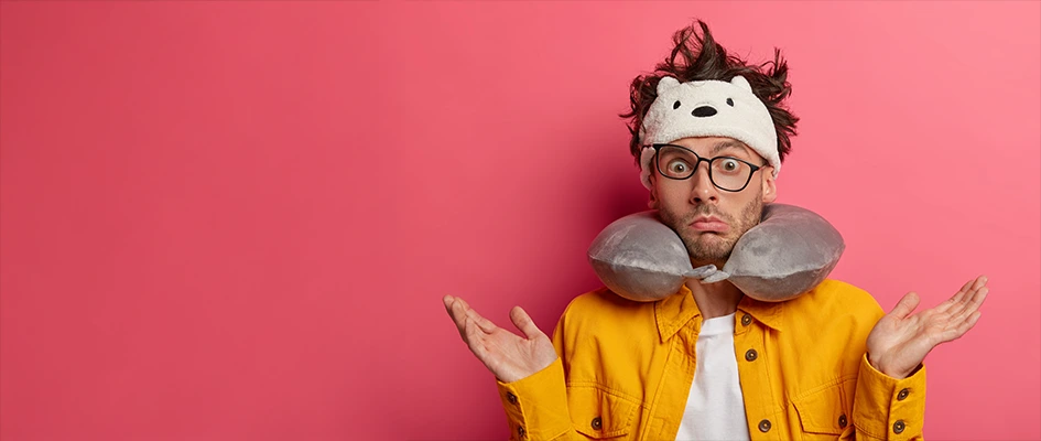 Homme étonné sur fond unis - Blog Ae2 - stratégie d’acquisition digitale