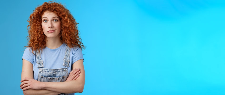 Femme confuse fond bleu  - Blog AE2 - Landing page efficace