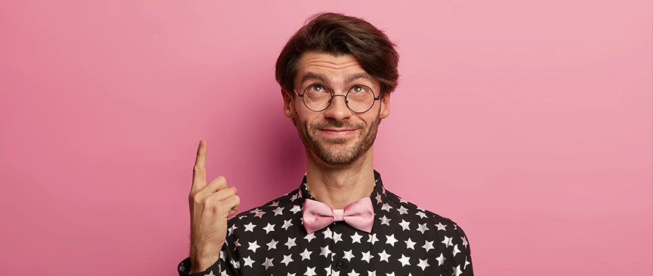 Homme nœud papillon rose - stratégie d'acquisition digital - Blog AE2