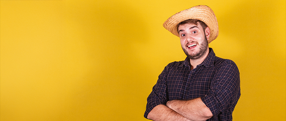 Homme joyeux chapeau de cowboy - Branding et image de marque sur le web - Blog AE2