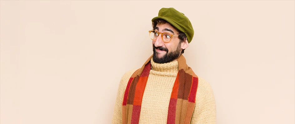 Homme rigolo avec une écharpe et un berret qui a un regard heureux - Tester la sécurité d’un site web - Blog AE2