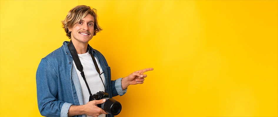 Homme blond avec un appareil photo - Blog AE2 - C'est quoi le GEO ?