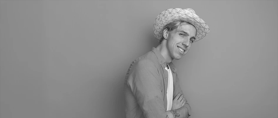 Homme confient avec un chapeau noir et blanc - Blog AE2 - C'est quoi le GEO ?