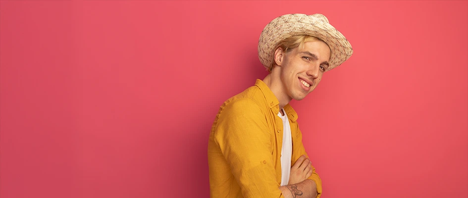 Homme confient avec un chapeau - Blog AE2 - C'est quoi le GEO ?